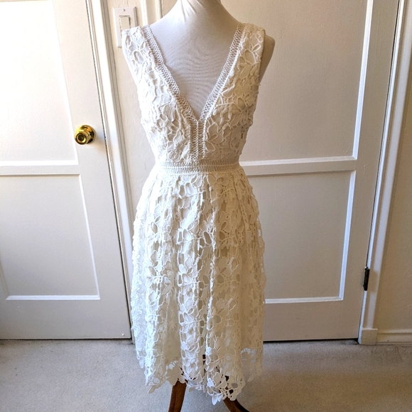 Lulu's white lace dress size small - Picture 3 of 10